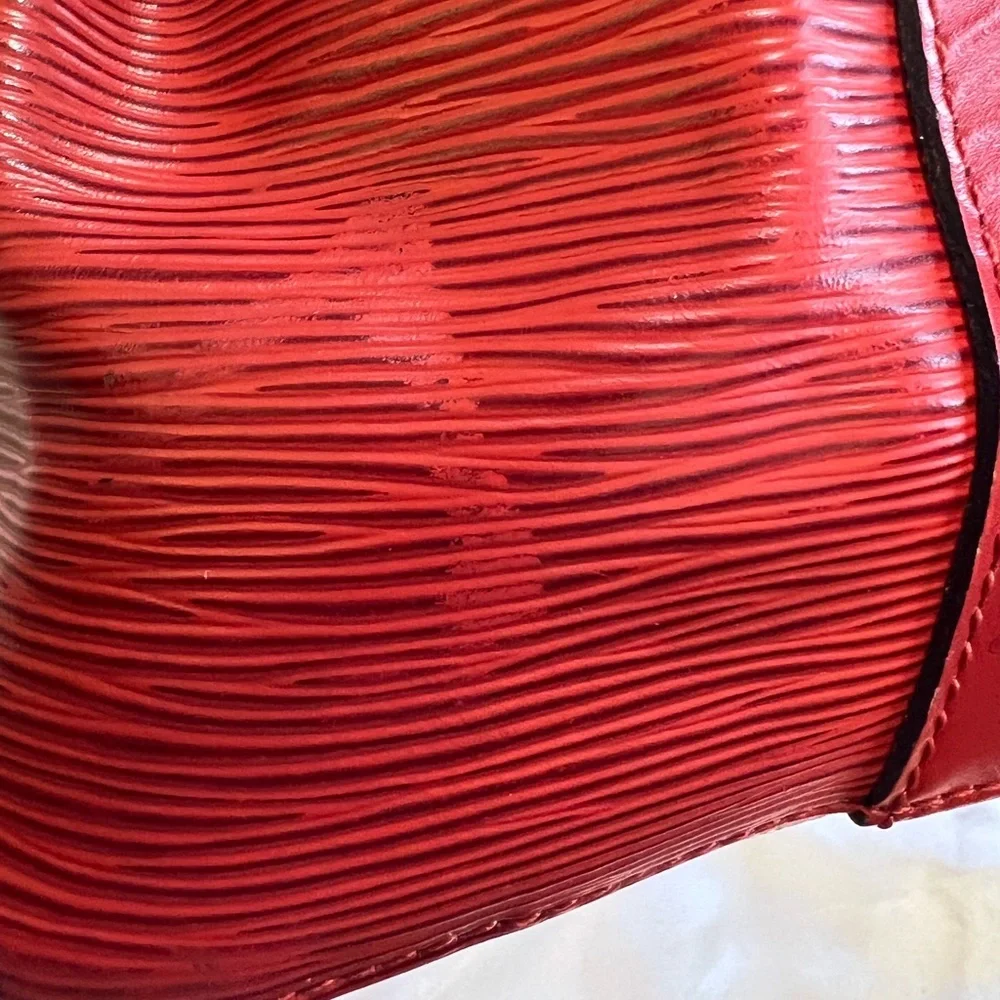 Louis Vuitton Epi Noé Bucket Bag in Castillan Red